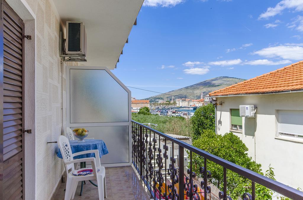 Apartments And Rooms Iva Трогир Экстерьер фото