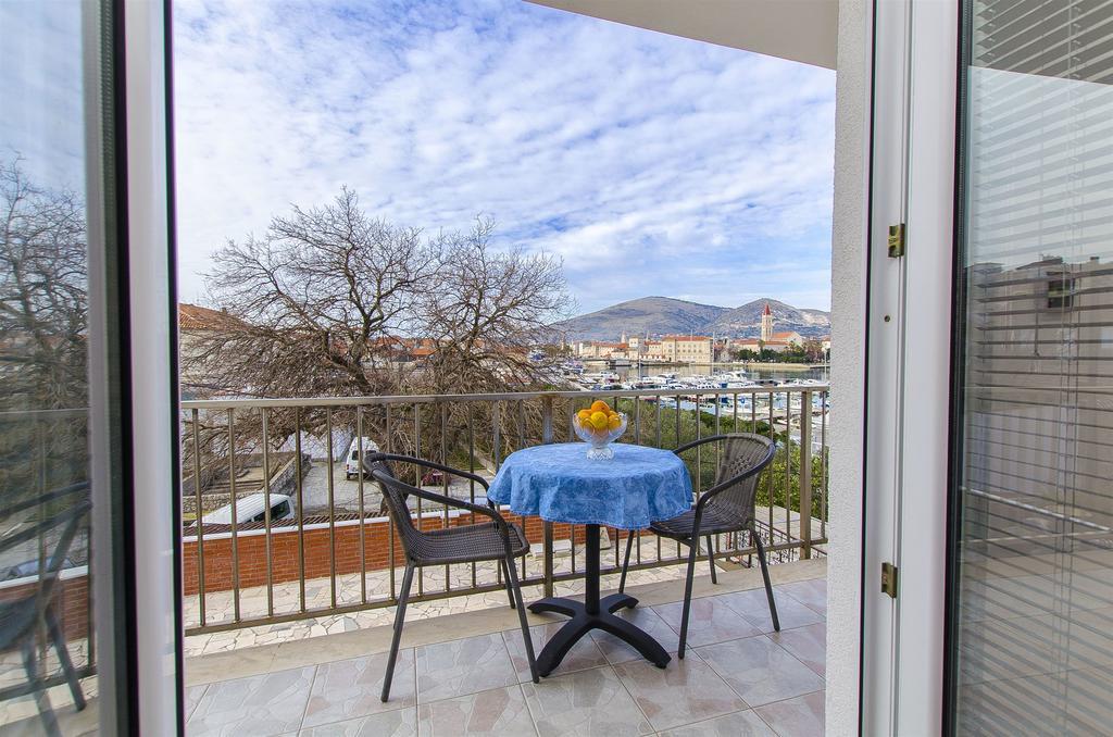 Apartments And Rooms Iva Трогир Экстерьер фото