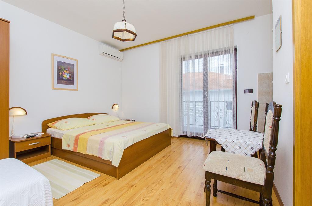 Apartments And Rooms Iva Трогир Экстерьер фото