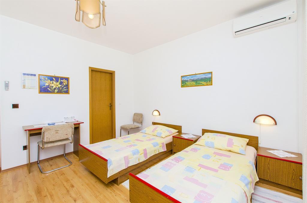 Apartments And Rooms Iva Трогир Экстерьер фото